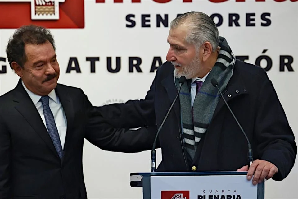 Sale Adán Augusto entre escándalos; conserva el fuero