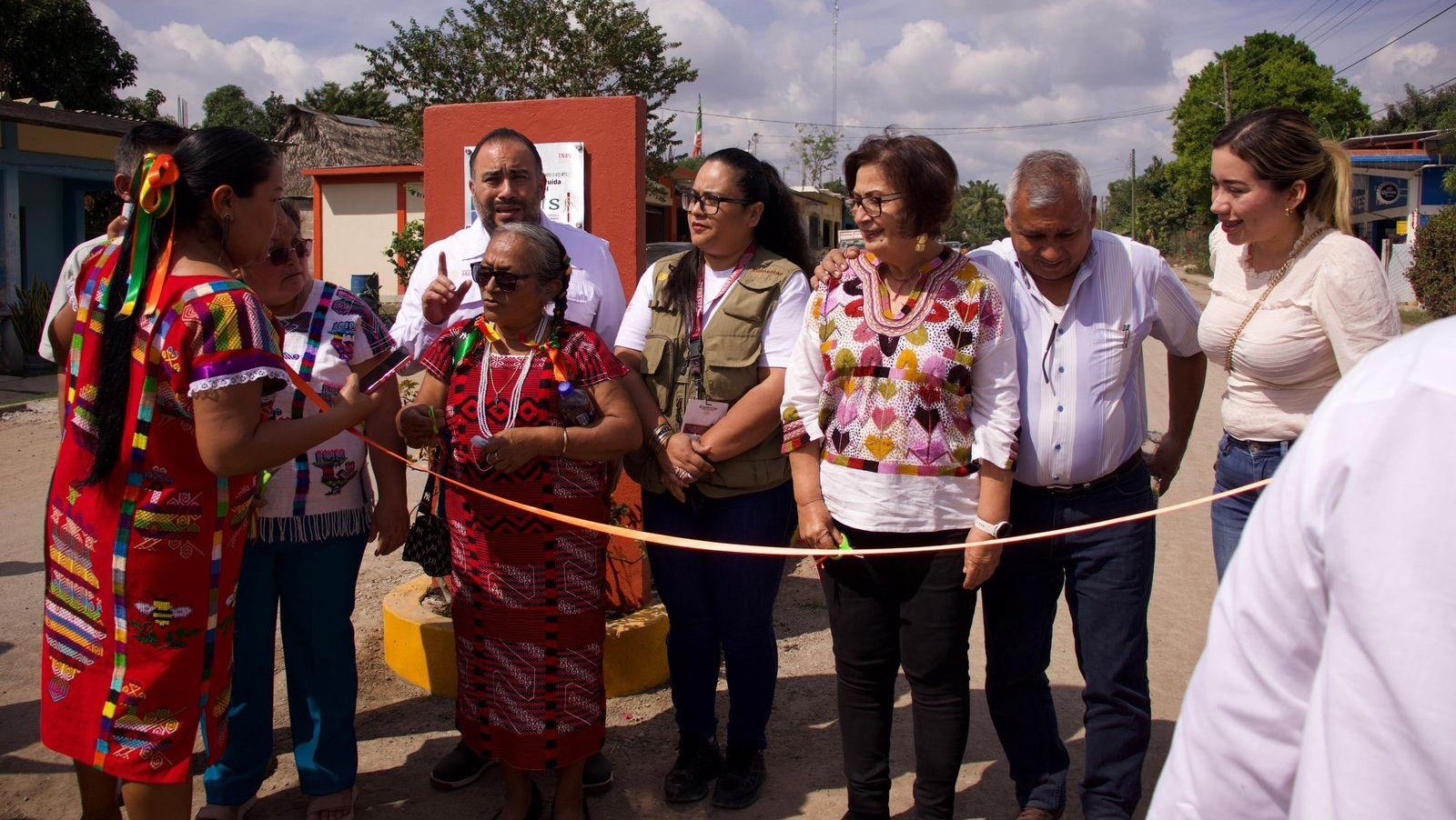 Reconocimiento indígena y justicia social: comunidades chinantecas agradecen respaldo federal y estatal.