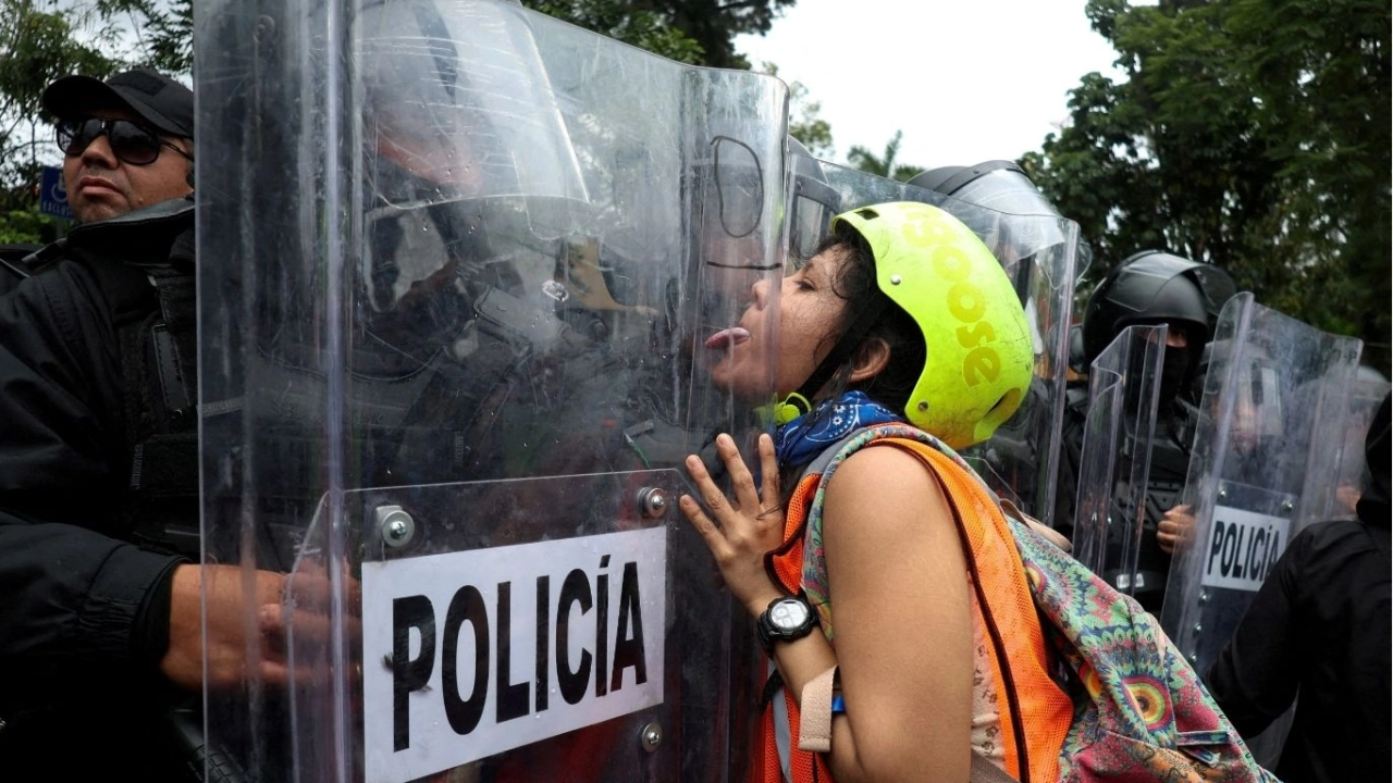 Petardos y bombas molotov en segunda marcha por agua limpia en Guadalajara