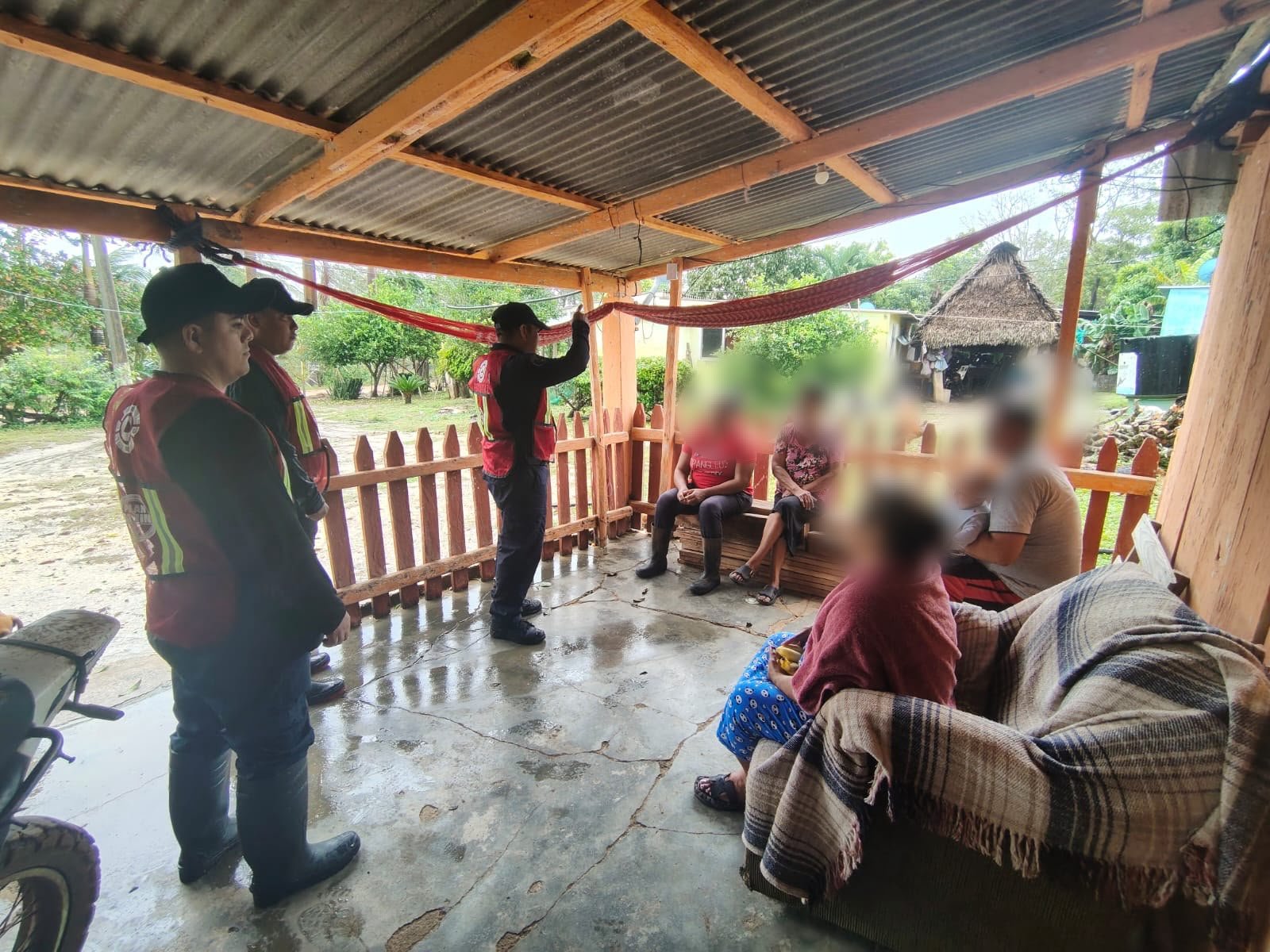 SSP brinda asistencia a familias afectadas por lluvias en el sur de Veracruz